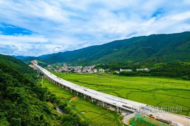 湖南零道高速公路項(xiàng)目尚仁里特大橋順利貫通