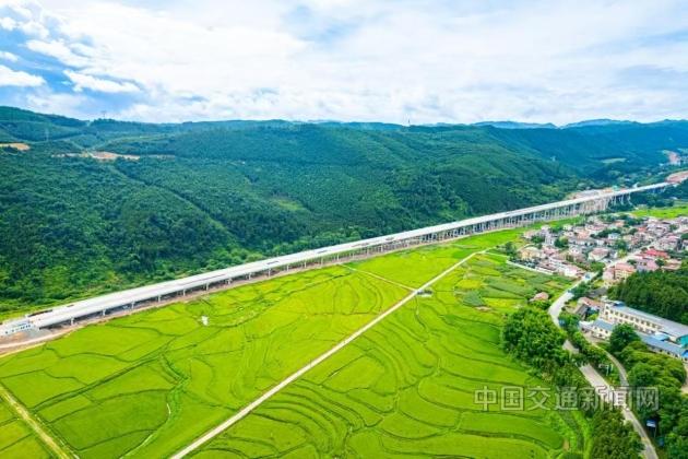 湖南零道高速公路項(xiàng)目尚仁里特大橋順利貫通